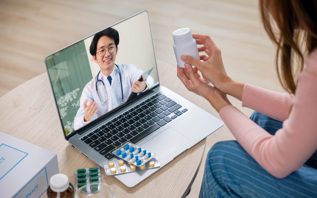 Pharmacien assistant un patient pour une téléconsultation en pharmacie