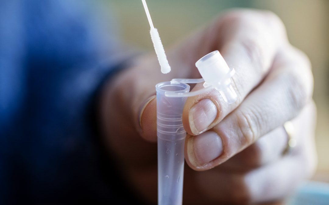 pharmacien réalisant un test rapide d'angine sur un patient